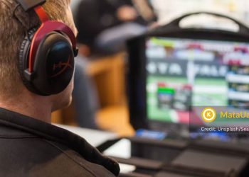 ilustrasi seseorang bermain game P2E terbaik