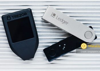 contoh hardware wallet populer yaitu trezor dan ledger